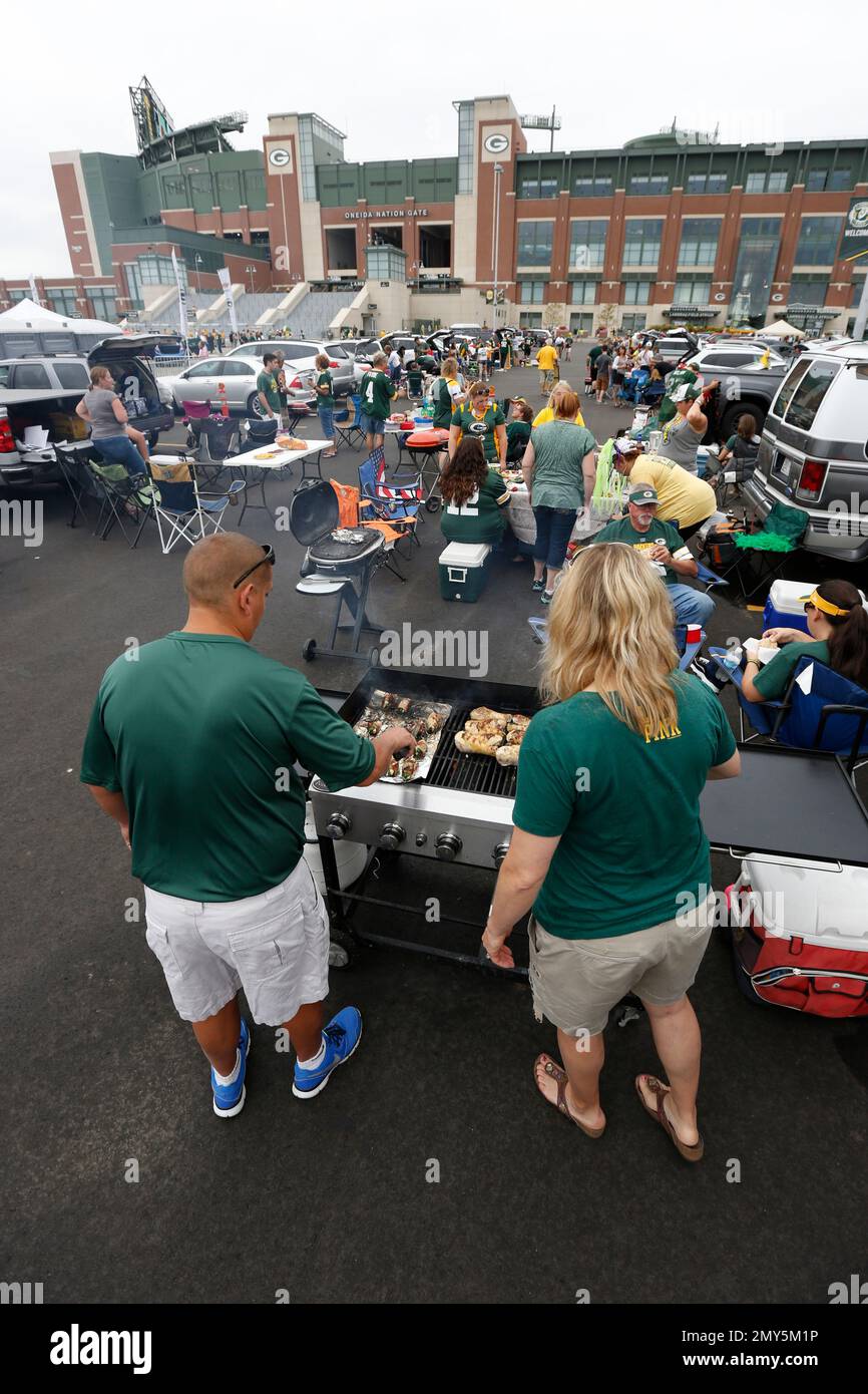 Green Bay Packers fans tailgate before an NFL preseason football game between the Green Bay Packers and the Cleveland Browns in Green Bay, Wis. Friday, Aug. 12, 2016. (AP Photo/Mike Roemer) Stockfoto