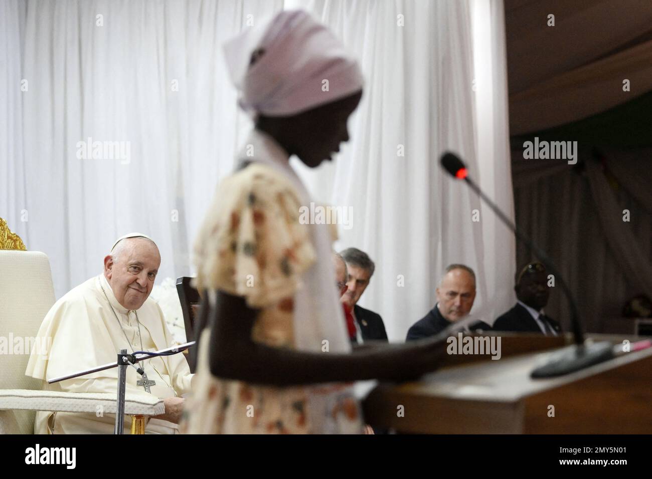 Papst Franziskus trifft am 4. Februar 2023 in Juba, Süd-Soudan, eine Gruppe von Binnenvertriebenen aus Südsudan. Papst Franziskus erneuerte seinen „energischen und aufrichtigen“ Appell, alle Konflikte im Südsudan zu beenden und den Friedensprozess „ernsthaft“ wieder aufzunehmen, damit „die Gewalt beendet werden kann und die Menschen wieder in würde leben können“. Foto: (EV) Vatikanische Medien / ABACAPRESS.COM Stockfoto