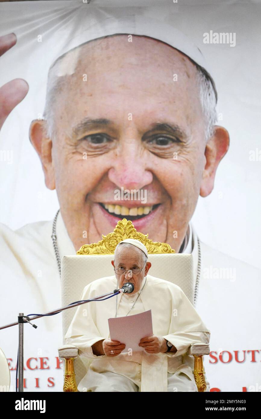 Papst Franziskus trifft am 4. Februar 2023 in Juba, Süd-Soudan, eine Gruppe von Binnenvertriebenen aus Südsudan. Papst Franziskus erneuerte seinen „energischen und aufrichtigen“ Appell, alle Konflikte im Südsudan zu beenden und den Friedensprozess „ernsthaft“ wieder aufzunehmen, damit „die Gewalt beendet werden kann und die Menschen wieder in würde leben können“. Foto: (EV) Vatikanische Medien / ABACAPRESS.COM Stockfoto