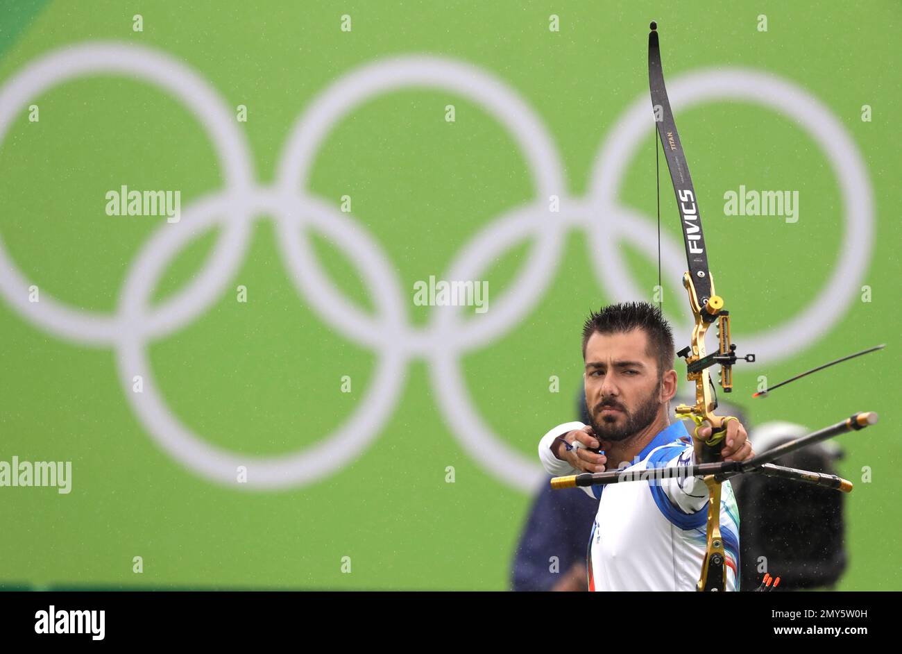 Italy's Mauro Nespoli releases his arrow during an elimination round of the individual archery men's competition at the Sambadrome venue during the 2016 Summer Olympics in Rio de Janeiro, Brazil, Friday, Aug. 12, 2016. (AP Photo/Alessandra Tarantino) Stockfoto