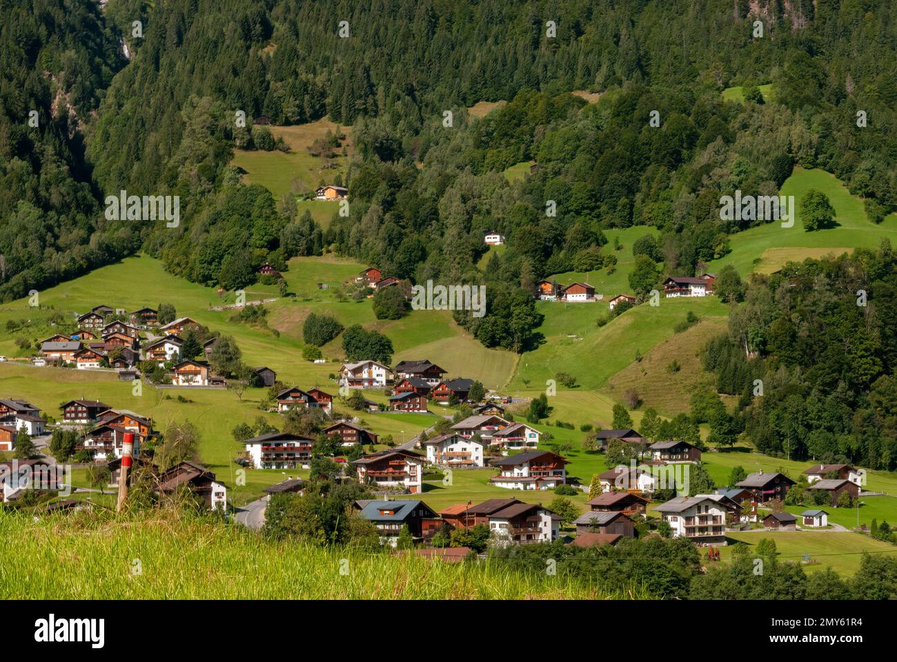 Typische Häuser in einem alpinen Dorf, Österreich Stockfoto