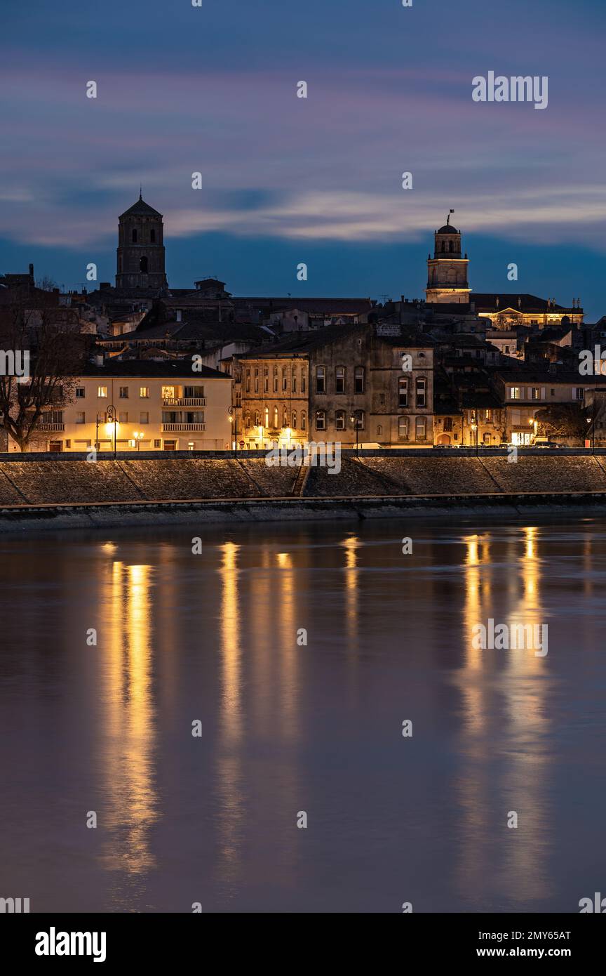 Arles, Provence, Frankreich, 1 1 2023 - Blick über die Rhone und die Altstadt bei Nacht Stockfoto