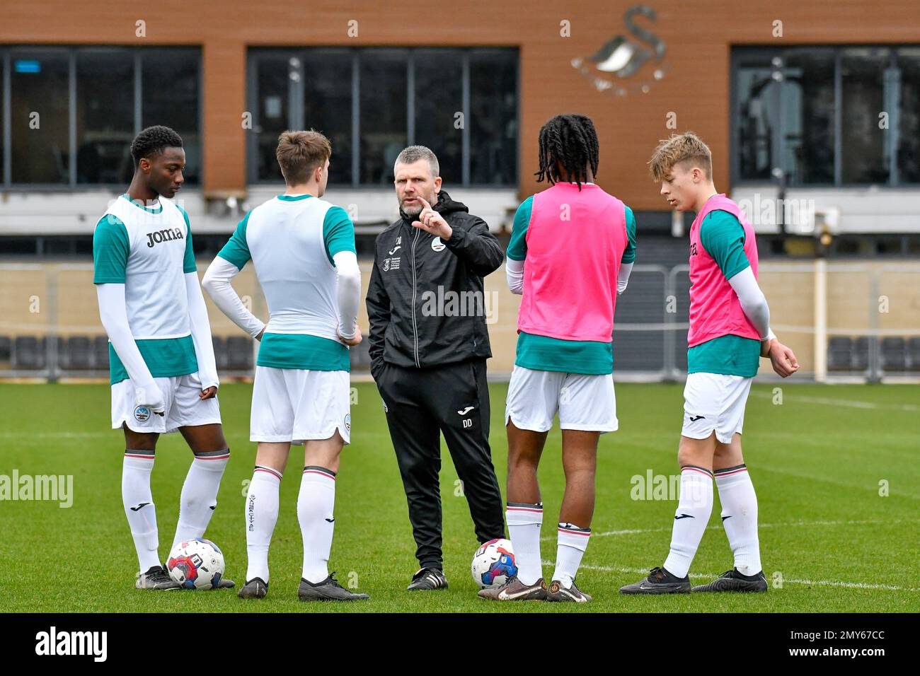 Swansea, Wales. 4. Februar 2023 Darren Davies Head Coach von Swansea City under 18 einige seiner Spieler waren vor dem Aufwärmen vor dem Spiel der Professional Development League zwischen Swansea City under 18 und Millwall under 18 in der Swansea City Academy in Swansea, Wales, Großbritannien am 4. Februar 2023. Kredit: Duncan Thomas/Majestic Media. Stockfoto