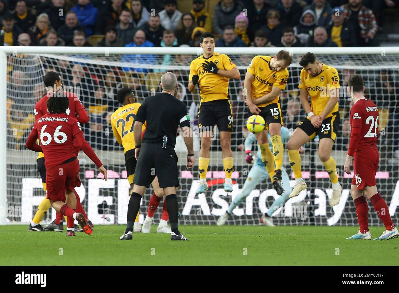 Wolverhampton, Großbritannien. 04. Februar 2023. Trent Alexander-Arnold aus Liverpool (66) schlägt mit seinem Freistoß an die Wand. Spiel der Premier League, Wolverhampton Wanderers gegen Liverpool im Molineux Stadium in Wolverhampton, England, am Samstag, den 4. Februar 2023. Dieses Bild darf nur zu redaktionellen Zwecken verwendet werden. Nur redaktionelle Verwendung, Lizenz für kommerzielle Verwendung erforderlich. Keine Verwendung bei Wetten, Spielen oder Veröffentlichungen von Clubs/Ligen/Spielern. Bild von Chris Stading/Andrew Orchard Sportfotografie/Alamy Live News Kredit: Andrew Orchard Sportfotografie/Alamy Live News Stockfoto