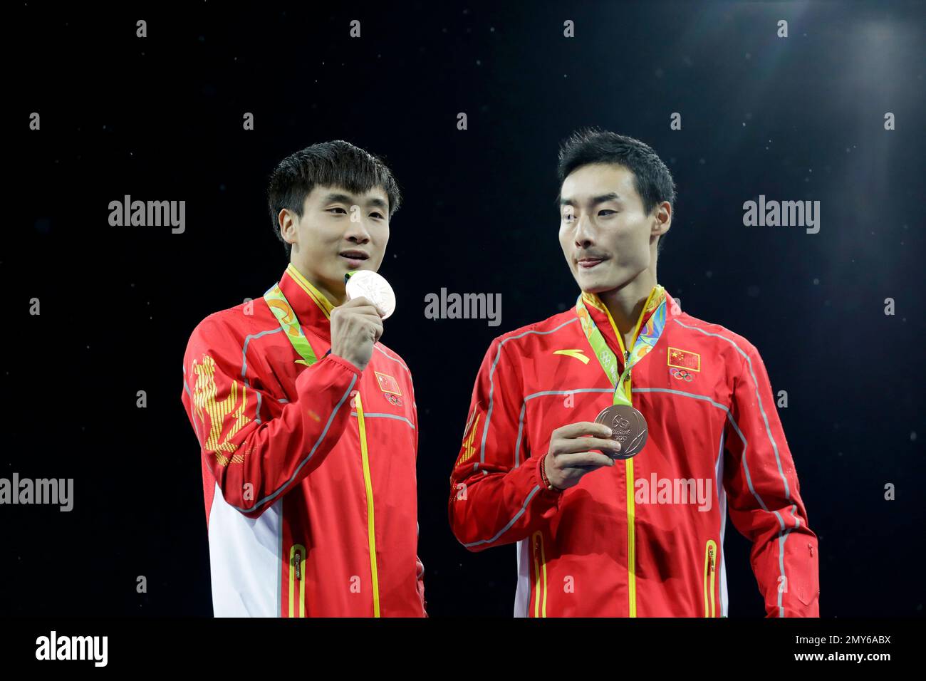 Bronze medalists China's Cao Yuan and Qin Kai, right, pose after the men's synchronized 3-meter springboard diving final in the Maria Lenk Aquatic Center at the 2016 Summer Olympics in Rio de Janeiro, Brazil, Wednesday, Aug. 10, 2016. (AP Photo/Matt Dunham) Stockfoto