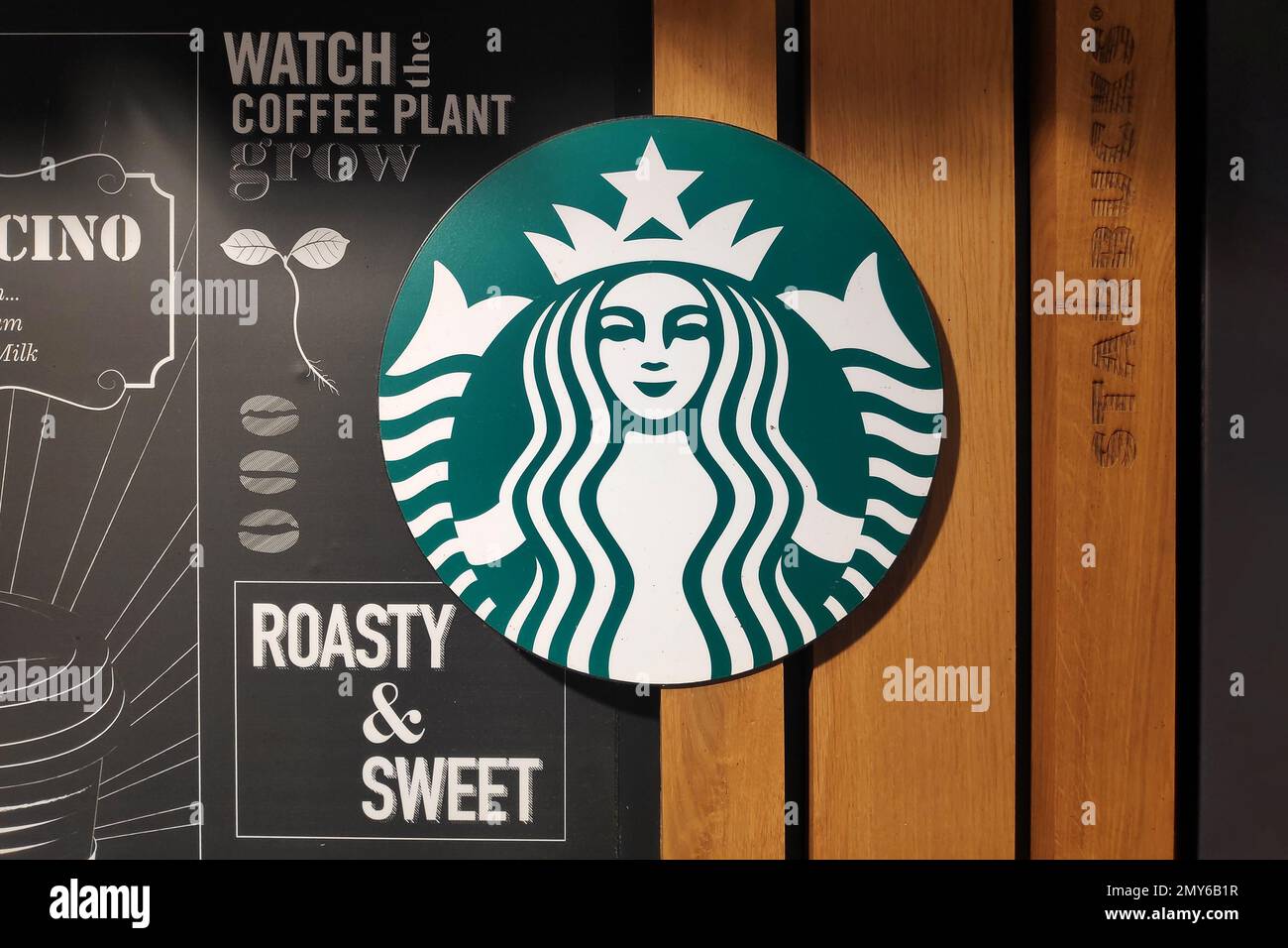 Avranches, Frankreich - Januar 25 2023: Sign of Starbucks Corporation, eine multinationale Kette von Kaffeehäusern und Rösterreserven in Amerika. Stockfoto