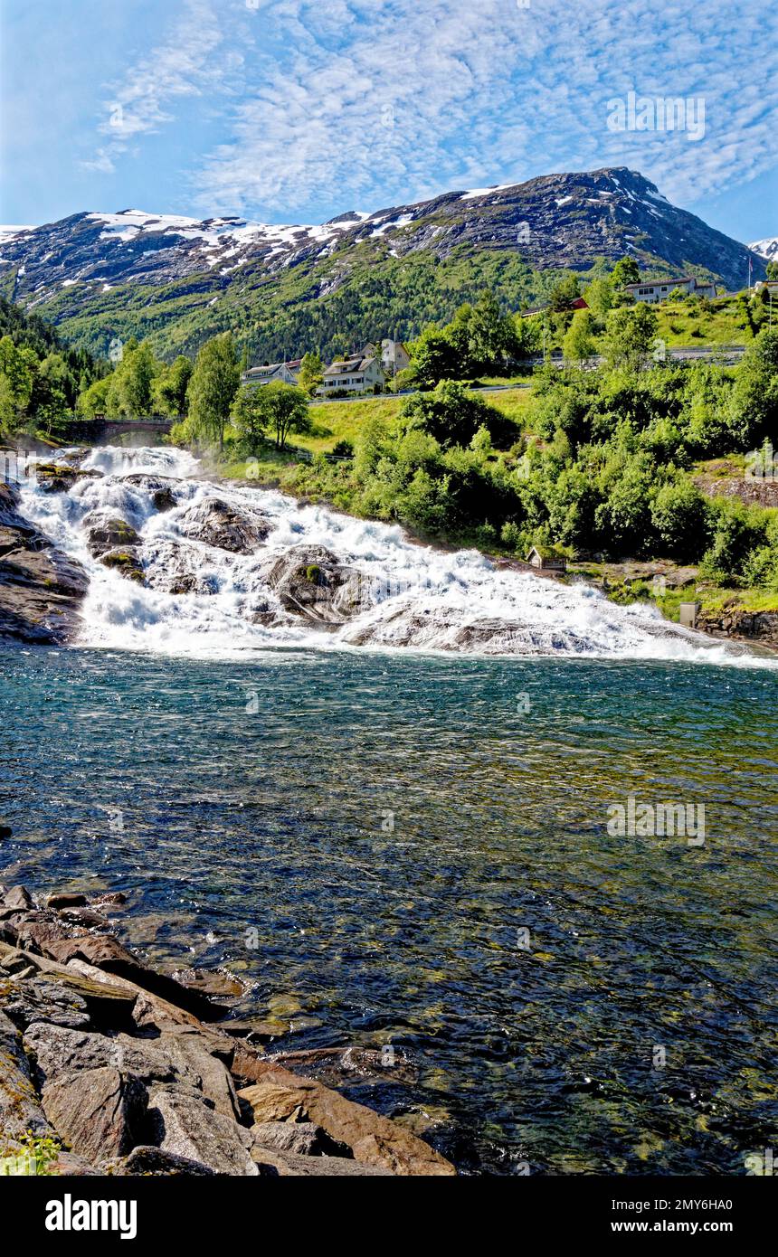 Hellesyltfossen Wasserfall in Hellesylt auf dem GeirangerFjord, Norwegen Stockfotografie Alamy