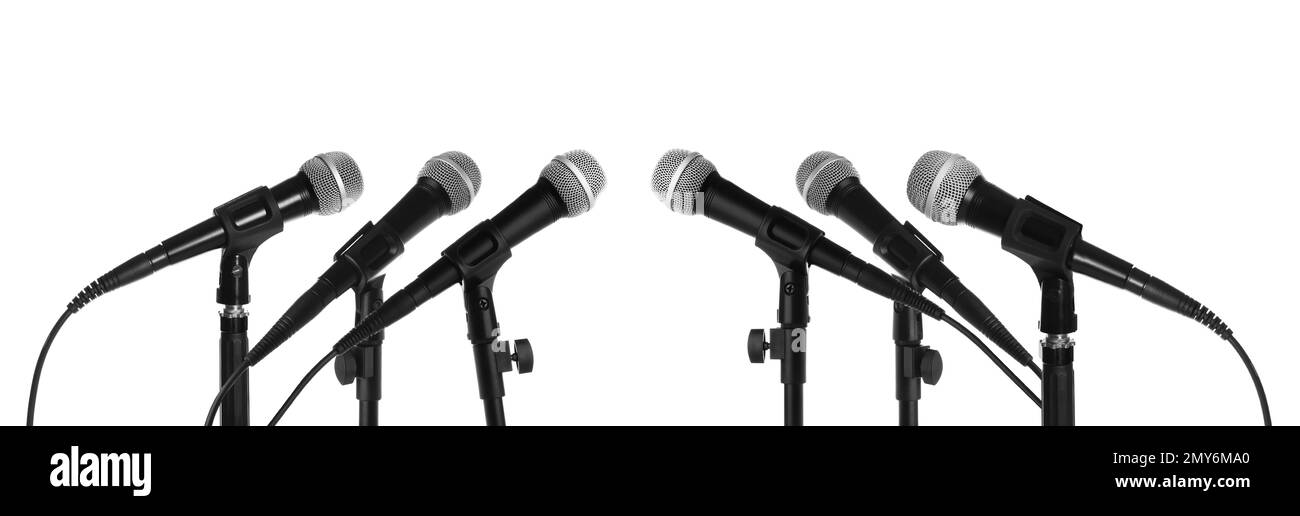 Satz verschiedener Mikrofone auf weißem Hintergrund Stockfoto