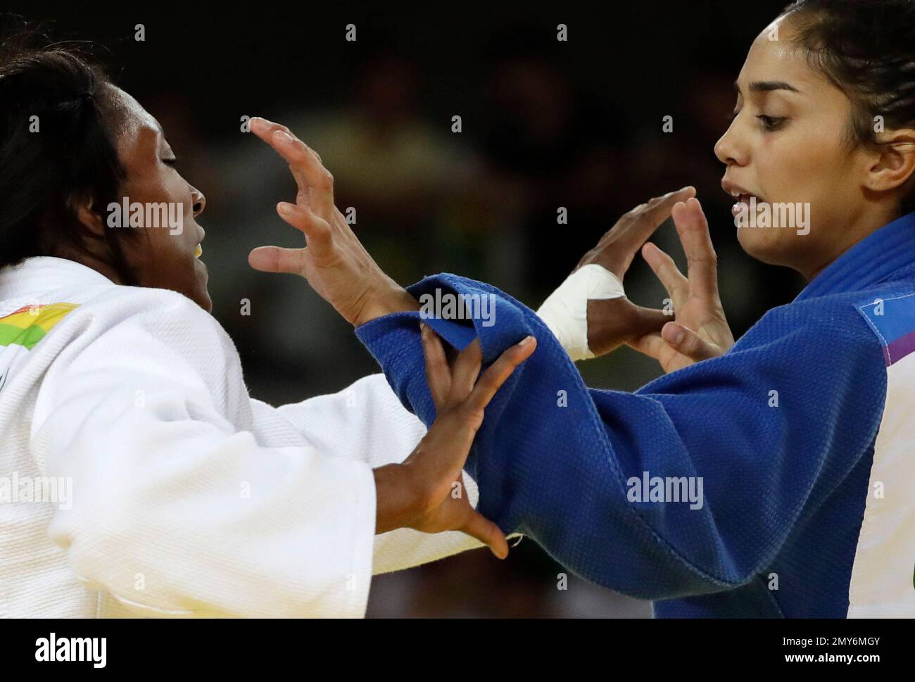 Brazil's Mariana Silva, right, competes against the Netherlands' Anicka Van Emden during the women's 61 kg judo competition of the 2016 Summer Olympics in Rio de Janeiro, Brazil, Tuesday, Aug. 9, 2016. (AP Photo/Gregory Bull) Stockfoto