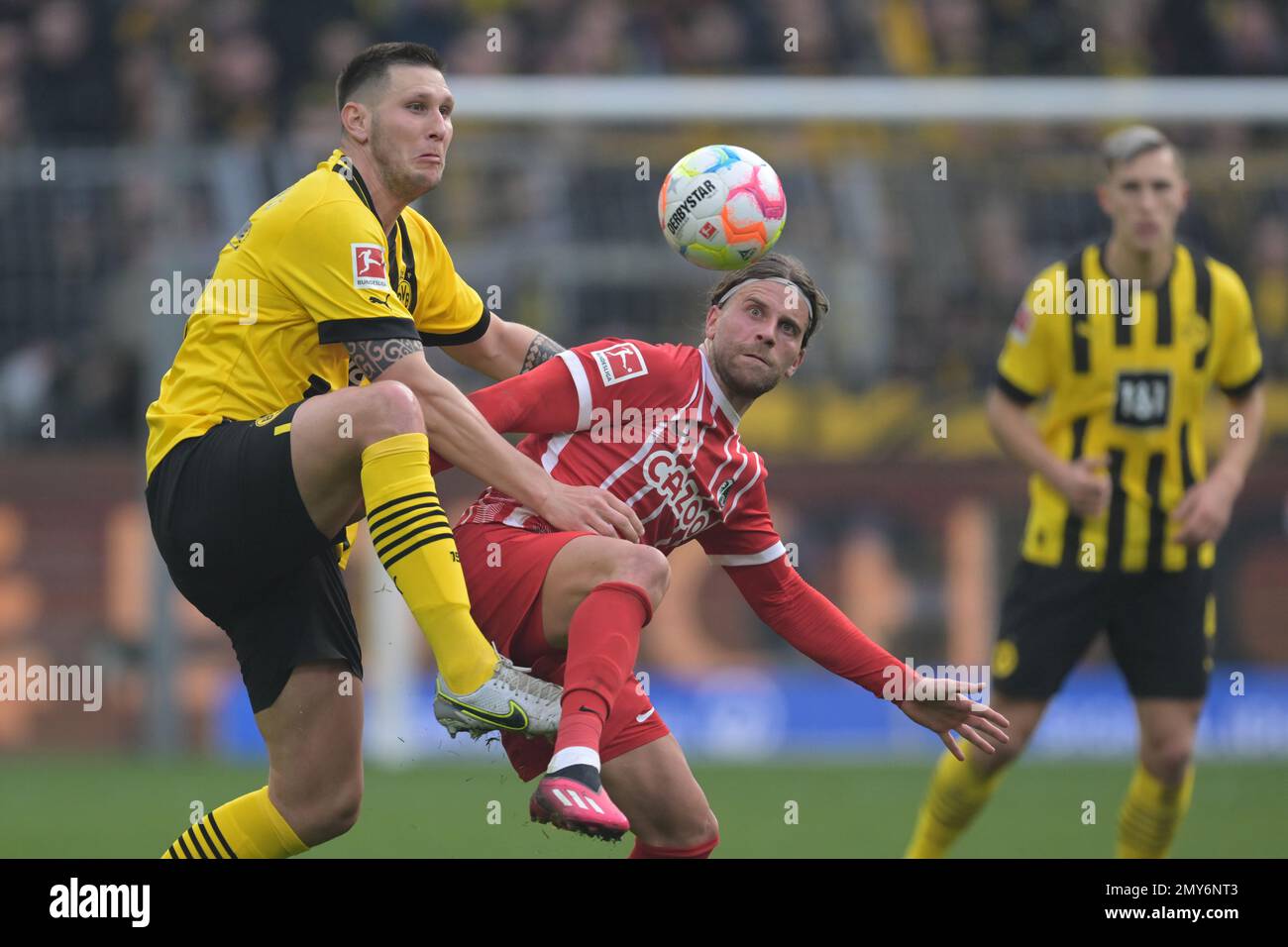 DORTMUND - (l-r) Niklas Sule von Borussia Dortmund, Lucas Holer von SC Freiburg während des Bundesliga-Spiels zwischen Borussia Dortmund und SC Freiburg am Signal Iduna Park am 4. Februar 2023 in Dortmund. AP | niederländische Höhe | GERRIT VON KÖLN Stockfoto