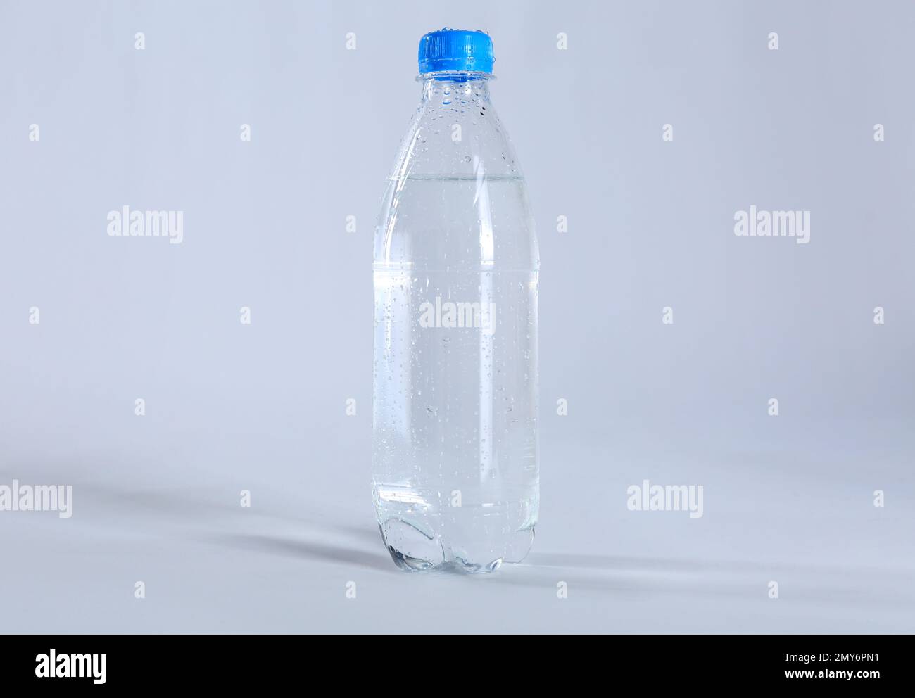 Plastikflasche mit reinem Wasser auf hellem Hintergrund Stockfoto