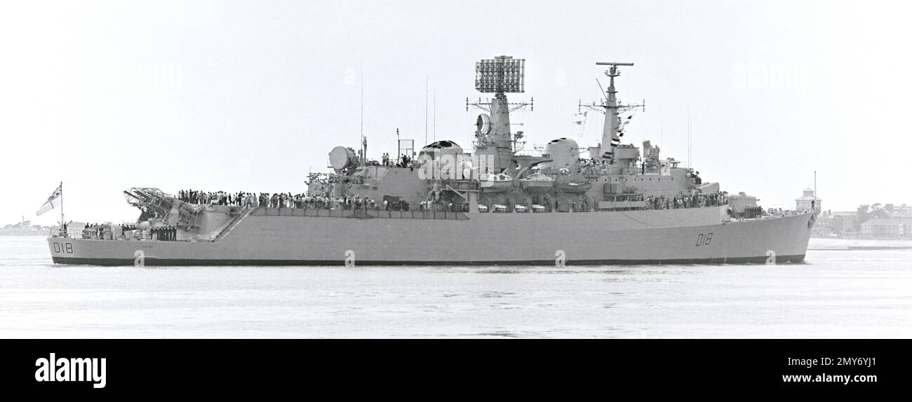 HMS Antrim (D18), ein Zerstörer der County-Klasse der britischen Royal Navy, nähert sich am 5. August 1983 Portsmouth Harbour, Portsmouth. Stockfoto