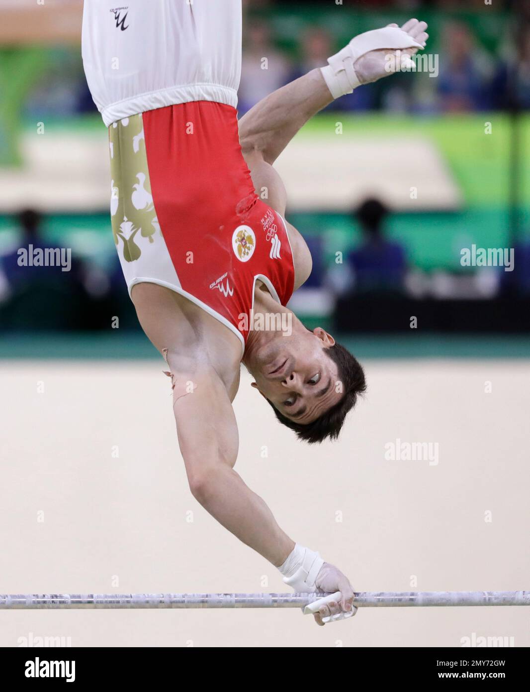 Russia's Nikolai Kuksenkov performs on the horizontal bar during the artistic gymnastics men's team final at the 2016 Summer Olympics in Rio de Janeiro, Brazil, Monday, Aug. 8, 2016. (AP Photo/Rebecca Blackwell) Stockfoto