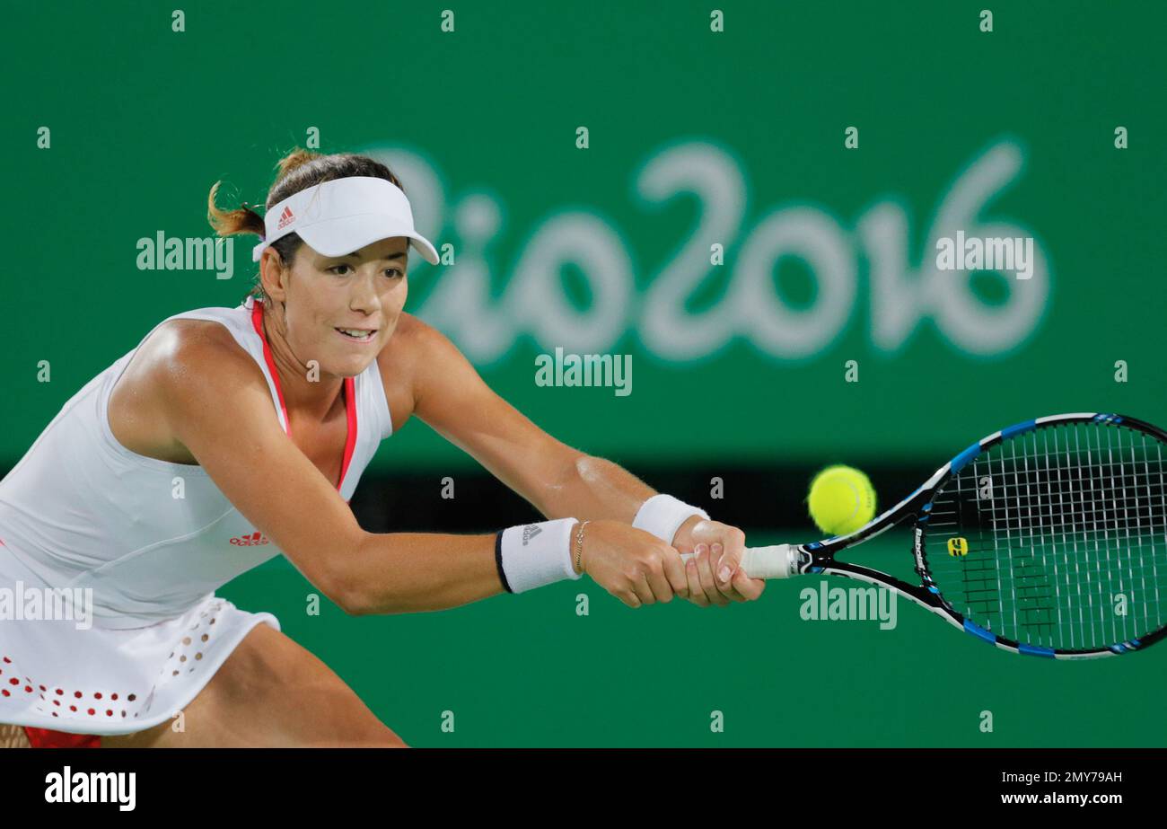 Spain's Garbine Muguruza returns a ball to Romania's Andreea Mitu in the women's tennis competition at the 2016 Summer Olympics in Rio de Janeiro, Brazil, Sunday, Aug. 7, 2016. (AP Photo/Vadim Ghirda) Stockfoto