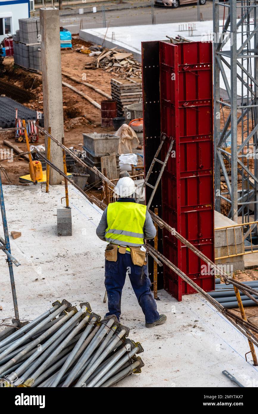 Bauarbeiter, die Sicherheitsregeln anwenden, arbeiten auf einer Stahlbetonplatte, um Bewehrungsstahl oder Bewehrungsstäbe vorzubereiten Stockfoto