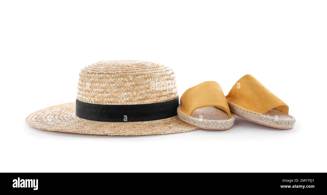 Hut und Schuhe auf weißem Hintergrund. Strandobjekte Stockfoto