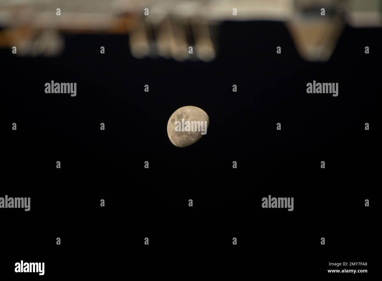 Der wachsende Gibbous Moon hebt sich in diesem Bild vom 2. Januar 2023 von der International Space Station ab, die 269 Meilen über dem südlichen Indischen Ozean kreiste. In 24 Stunden umkreist die Raumstation 16 Umlaufbahnen der Erde und reist durch 16 Sonnenauf- und -untergänge. NUR REDAKTIONELLE VERWENDUNG! Nicht für den kommerziellen GEBRAUCH! Stockfoto