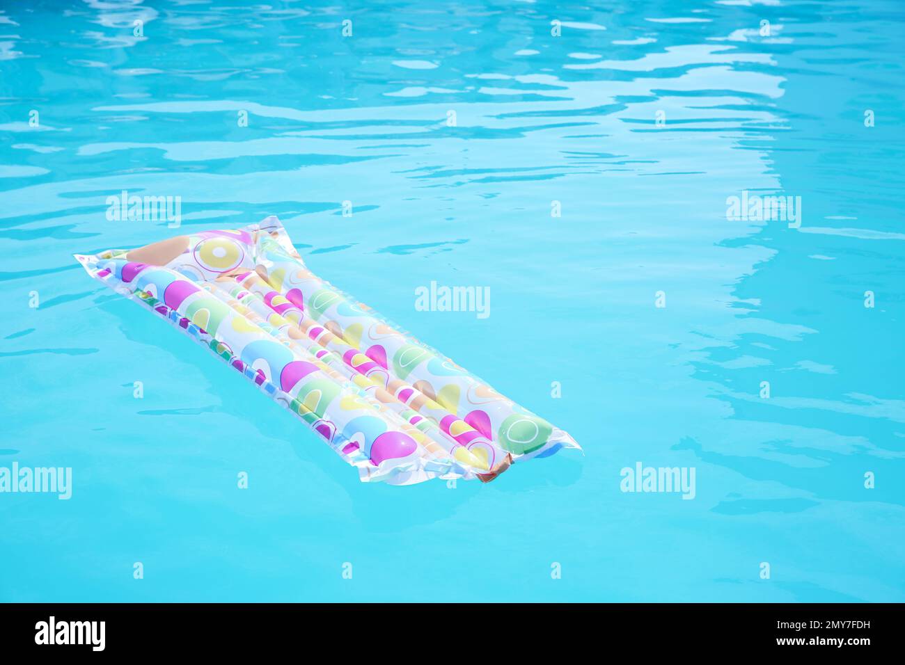 Aufblasbare Matratze im Swimmingpool an sonnigen Tagen Stockfoto