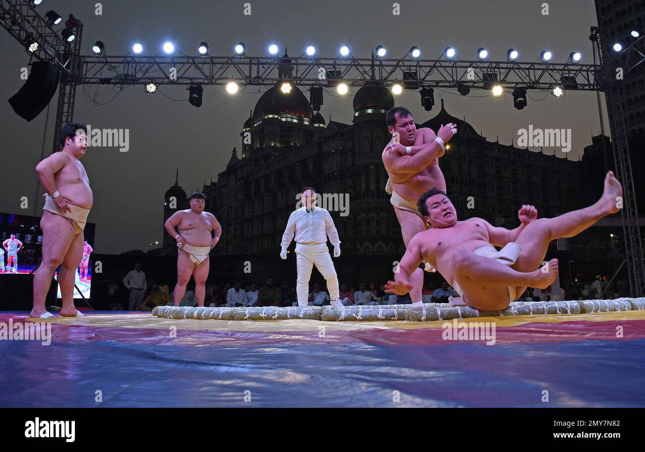 Japanische Sumo-Ringer demonstrieren einen Ringkampf bei der Unterzeichnung der Memorandom of Understanding (MOU) zwischen Maharashtra und der Präfektur Wakayama, Japan, in Mumbai. Japanisches Sumo-Ringen und Kushti (traditionelles Ringen) waren die besondere Attraktion bei der Veranstaltung am Gateway of India in Mumbai. Stockfoto