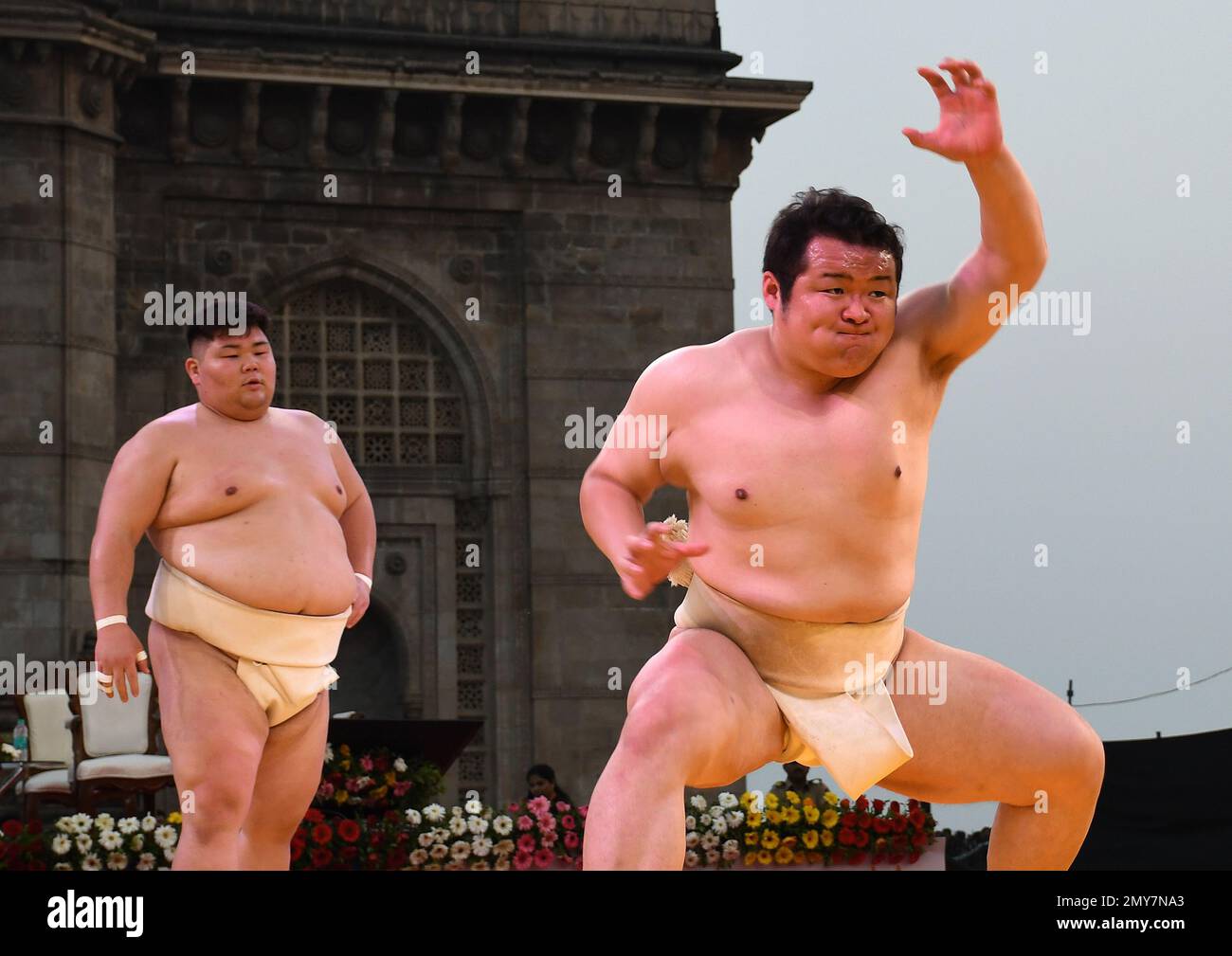 Japanische Sumo-Ringer demonstrieren einen Schritt bei der Unterzeichnung von Memorandom of Understanding (MOU) zwischen Maharashtra und der Präfektur Wakayama, Japan, in Mumbai. Japanisches Sumo-Ringen und Kushti (traditionelles Ringen) waren die besondere Attraktion bei der Veranstaltung am Gateway of India in Mumbai. Stockfoto