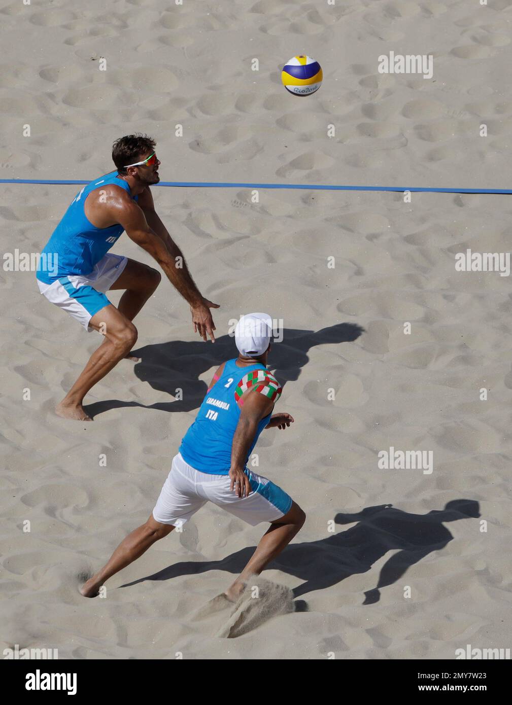 Italy's Alex Ranghieri, top left, and Adrian Carambula Raurich compete against Italy during a men's beach volleyball match at the 2016 Summer Olympics in Rio de Janeiro, Brazil, Saturday, Aug. 6, 2016. (AP Photo/Marcio Jose Sanchez) Stockfoto