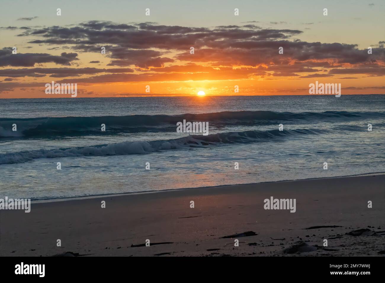Wellen aus dem Atlantik stürzen bei Sonnenaufgang auf den versteinerten Korallenfelsen von Singer Island Florida ab Stockfoto