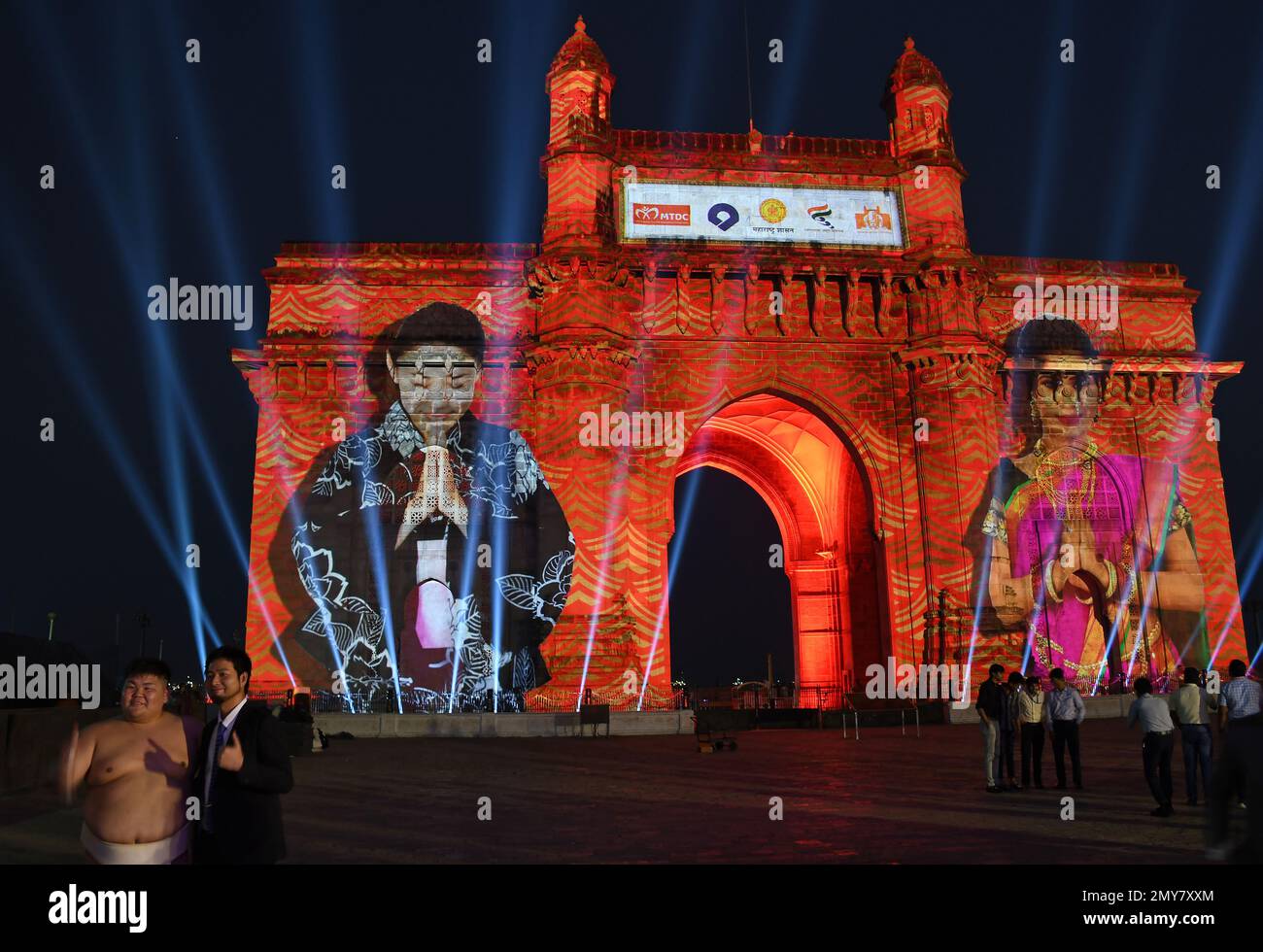 Mumbai, Indien. 03. Februar 2023. Gateway of India wird während der Unterzeichnung der Memorandom of Understanding (MOU) zwischen Maharashtra und der Präfektur Wakayama, Japan, in Mumbai mit Laserlicht beleuchtet. Japanisches Sumo-Ringen und Kushti (traditionelles Ringen) waren die besondere Attraktion bei der Veranstaltung am Gateway of India in Mumbai. (Foto: Ashish Vaishnav/SOPA Images/Sipa USA) Guthaben: SIPA USA/Alamy Live News Stockfoto