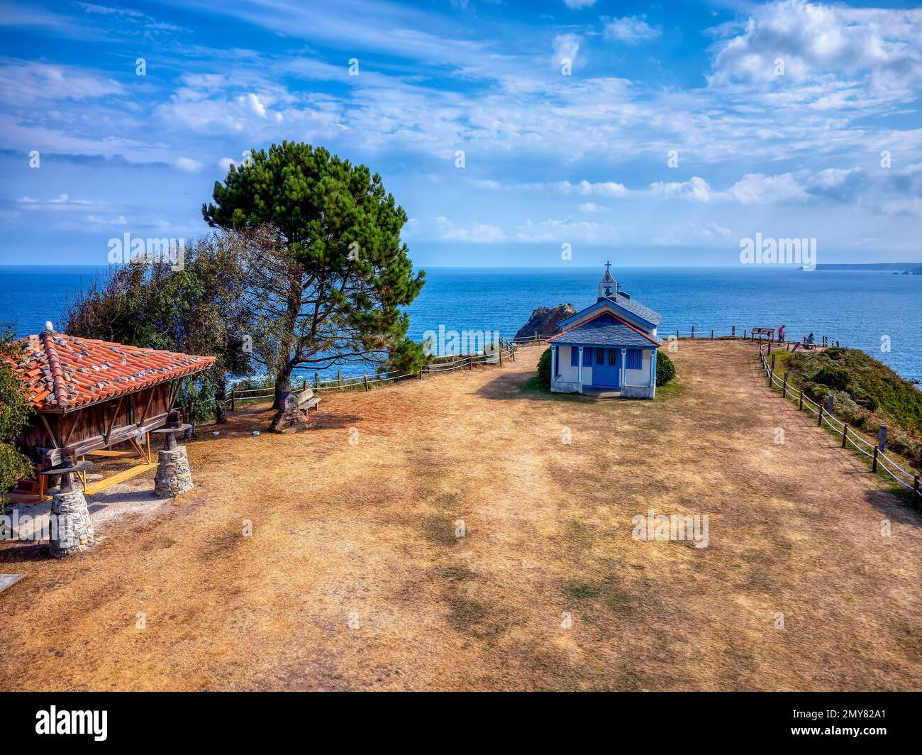 Horreo in Cadavedo, Golf von Biskaya, Asturien, Camino del Norte, der Küstenweg des Heiligen Jakobus, Pilgerweg entlang der Nordküste Spaniens Stockfoto