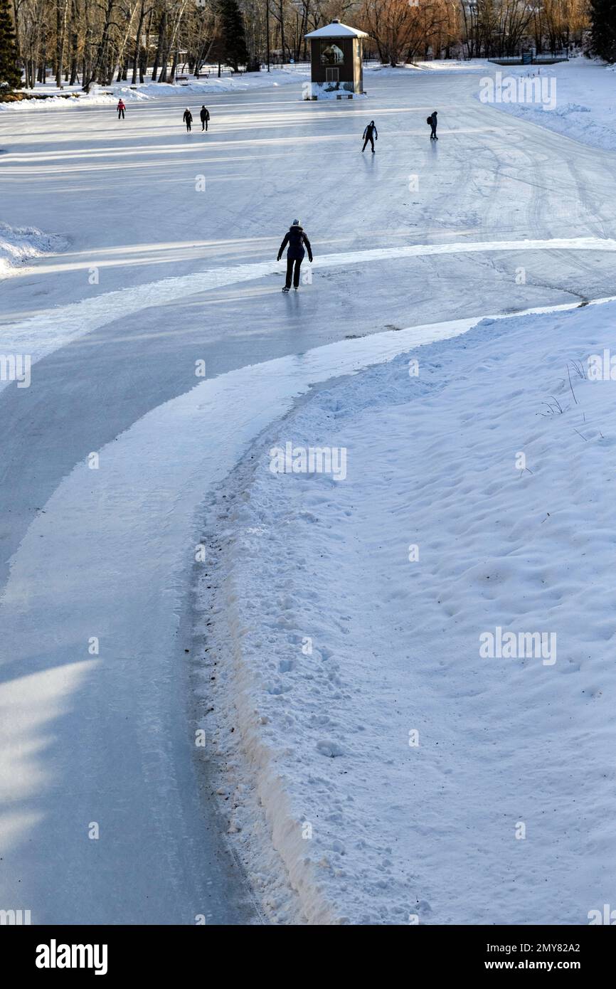 Die Bowness Park Lagoon ist im Winter eine natürliche Eislaufbahn im Freien, während sie in Calgary, Alberta, Kanada, wieder aufgefrischt wird Stockfoto