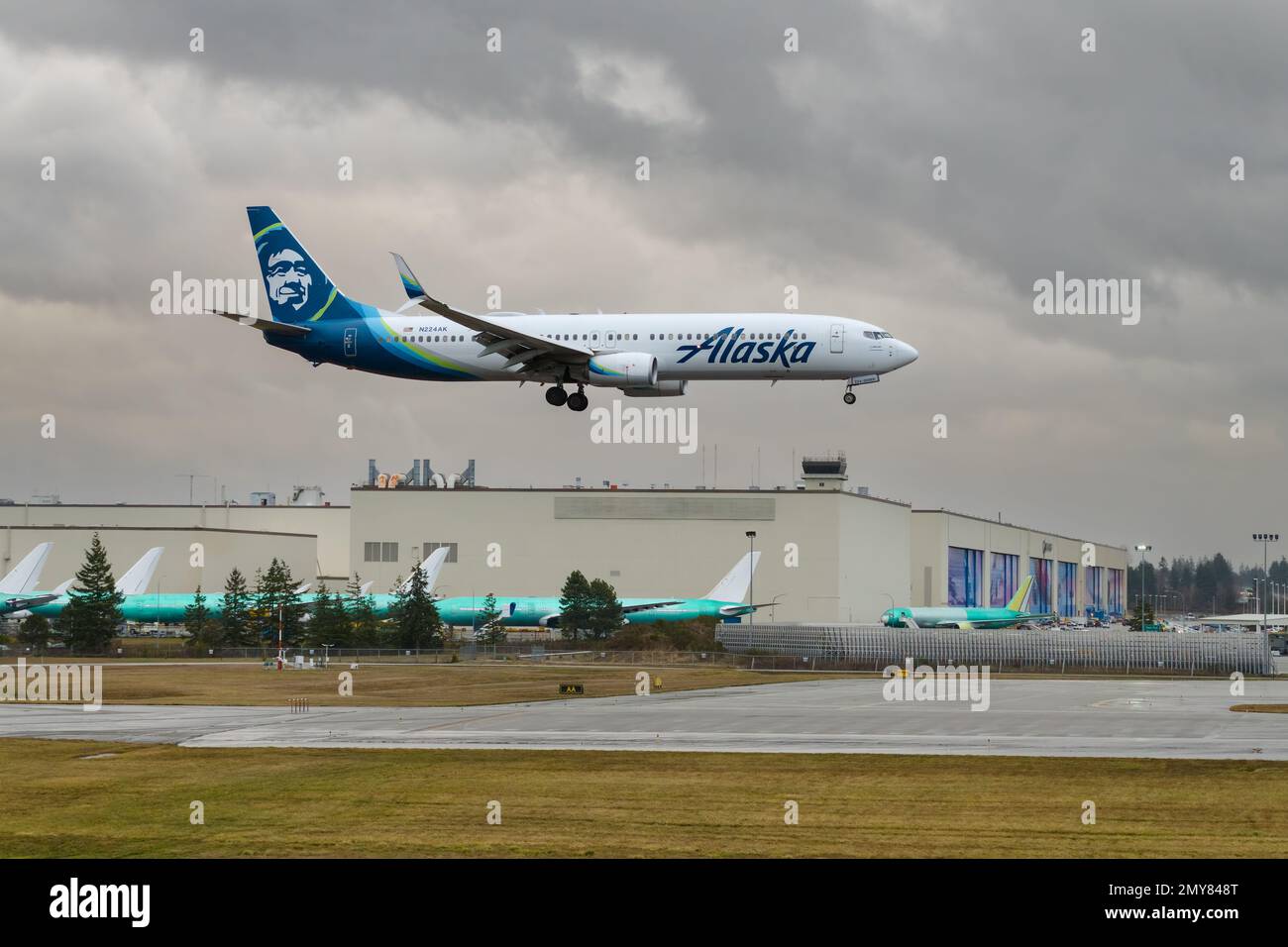 Everett, WA, USA - 3. Februar 2023; Alaska Airlines Boeing 737 landet vor dem Flugzeughersteller-Werk in Paine Field in Everett, WA Stockfoto