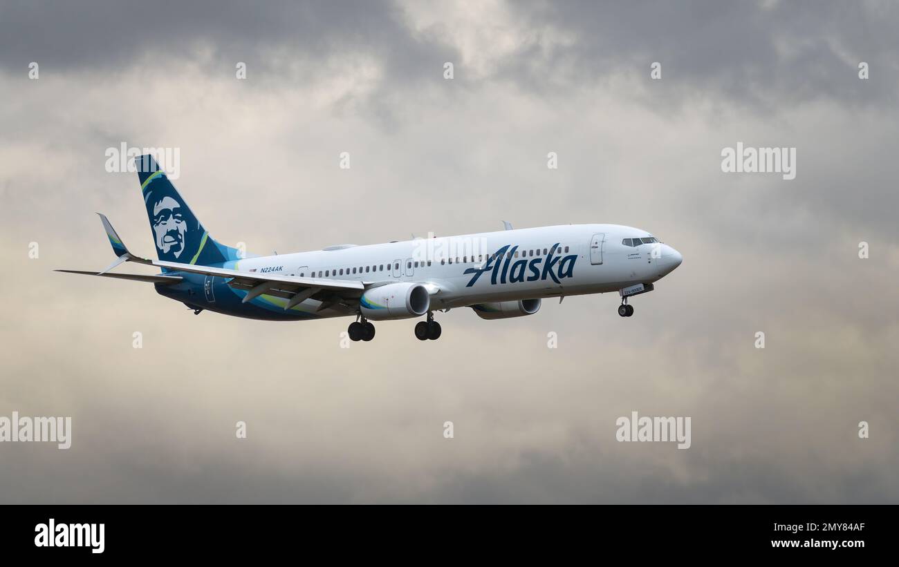 Everett, WA, USA - 3. Februar 2023; Alaska Airlines Next Generation 737 900 auf Landeanflug bei Sturmwetter Stockfoto