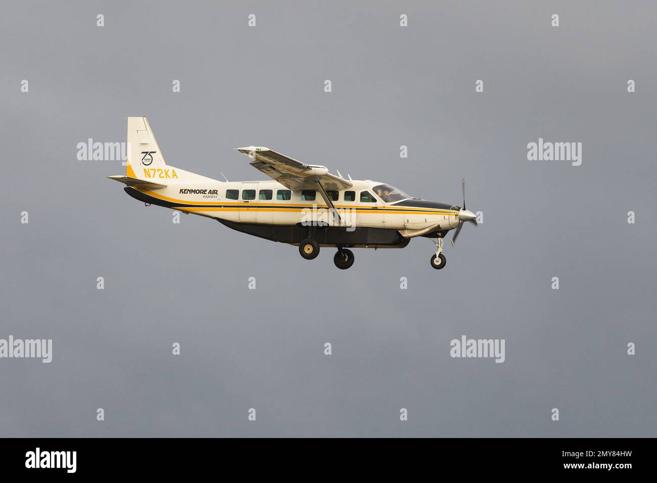 Everett, WA, USA - 3. Februar 2023; Kenmore Air Express Cessna starrer einmotoriger Flieger landet in moderaten Turbulenzen Stockfoto