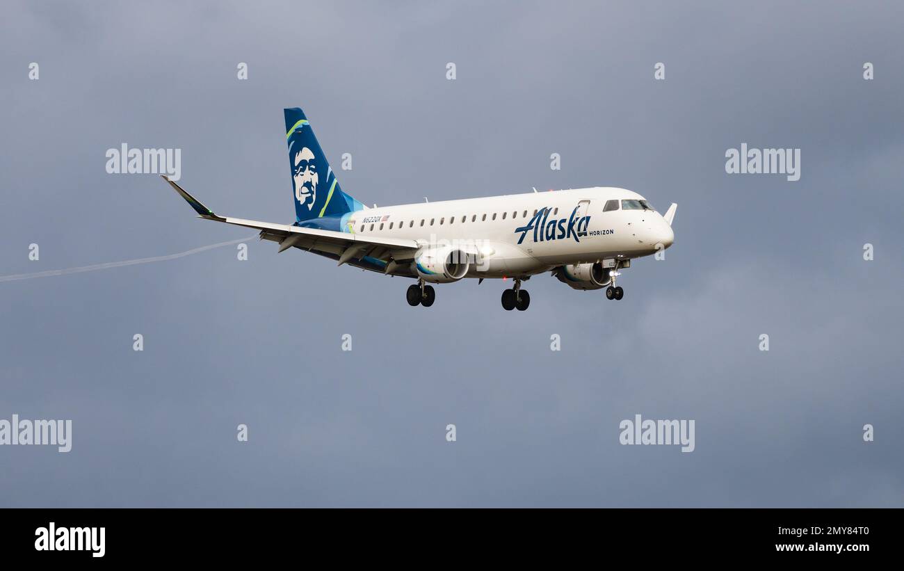 Everett, WA, USA - 3. Februar 2023; Alaska Airlines Embraer ERJ 170-200 Jet auf Landeanflug bei Sturmwetter Stockfoto