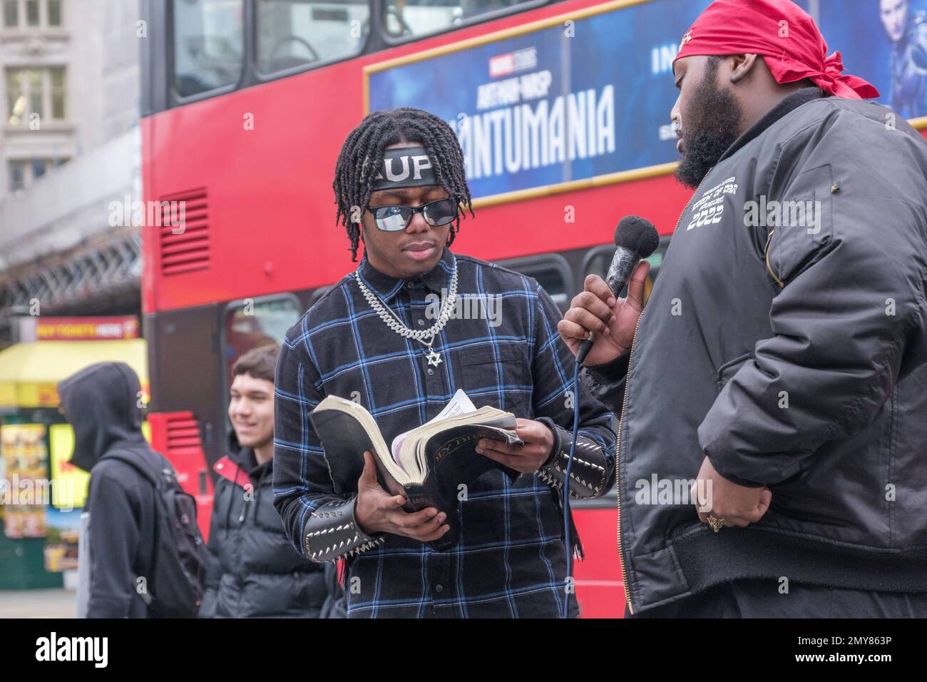 London, Großbritannien. 4. Februar 2023 Mitglieder der ISUPK predigen im Piccadilly Circus. Sie sind Mitglieder einer in den USA ansässigen schwarzen, supramakistischen, extremen religiösen Sekte und lesen Texte aus der König-James-Version der Bibel, die sie behaupten, dass Schwarze aus der Karibik zusammen mit den Indianern in Nord- und Südamerika Nachkommen der zwölf Stämme Israels sind. Die israelische Schule für universelles praktisches Wissen ist eine von mehreren ähnlichen schwarz-hebräischen israelischen Sekten. Peter Marshall/Alamy Live News Stockfoto