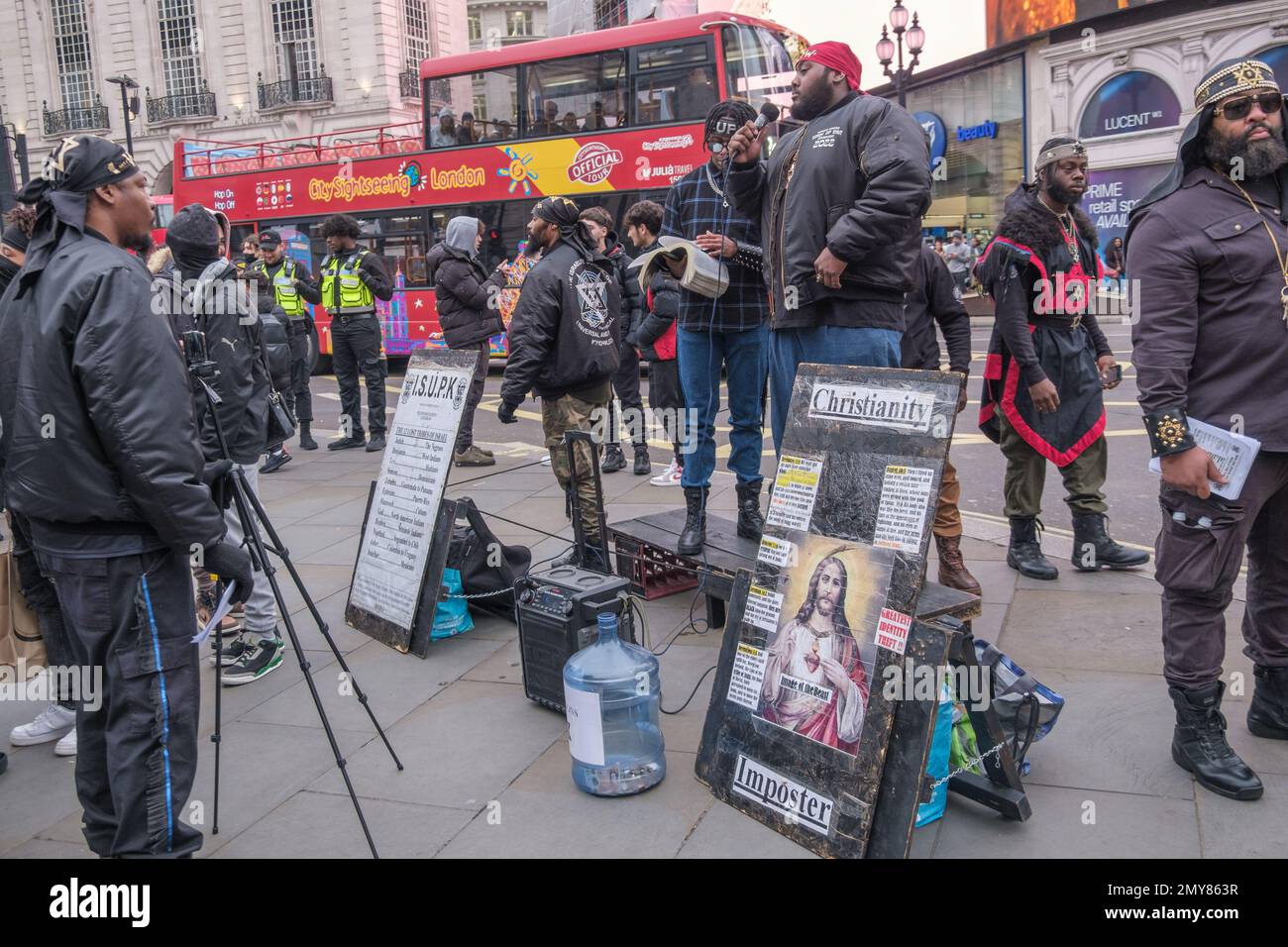 London, Großbritannien. 4. Februar 2023 Mitglieder der ISUPK predigen im Piccadilly Circus. Sie sind Mitglieder einer in den USA ansässigen schwarzen, supramakistischen, extremen religiösen Sekte und lesen Texte aus der König-James-Version der Bibel, die sie behaupten, dass Schwarze aus der Karibik zusammen mit den Indianern in Nord- und Südamerika Nachkommen der zwölf Stämme Israels sind. Die israelische Schule für universelles praktisches Wissen ist eine von mehreren ähnlichen schwarz-hebräischen israelischen Sekten. Peter Marshall/Alamy Live News Stockfoto