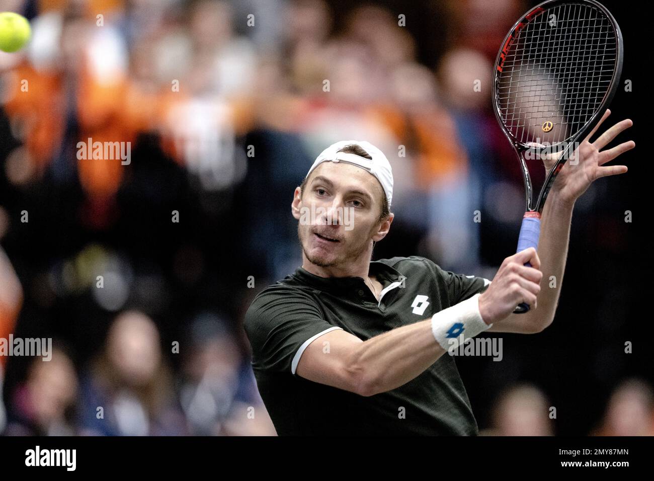 GRONINGEN – Lukas Klein (Slowakei) im Kampf gegen Tallon Grepes (Niederlande) während der Qualifikationsrunde für das Davis Cup Finale. Der Gewinner qualifiziert sich für die Gruppenphase der Davis Cup Finals im September. AP-SCHLEIFGERÄT KING Stockfoto