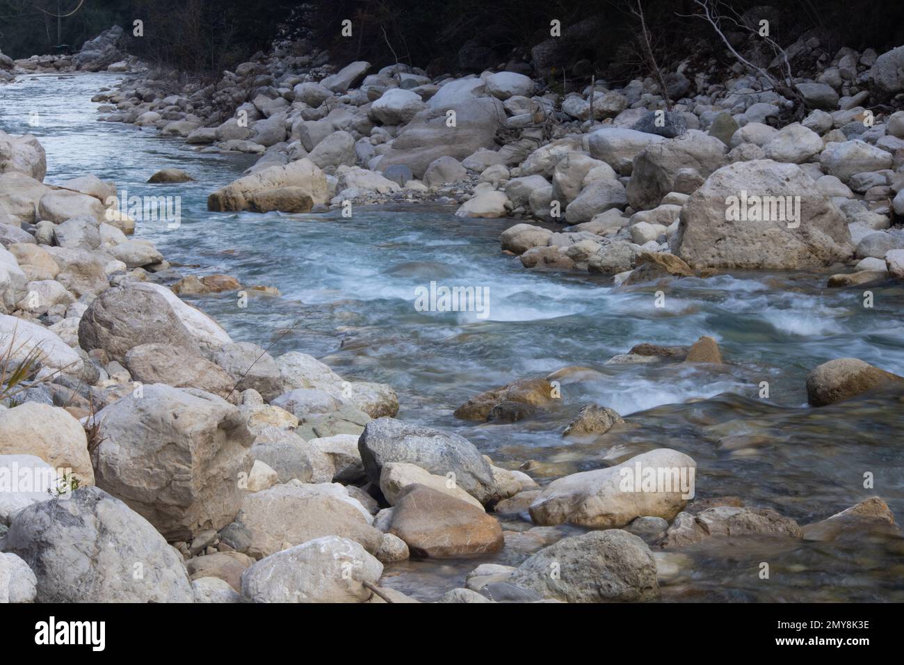 Starker Wasserfluss aus den Bergen Stockfoto