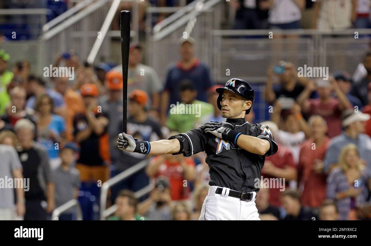 Fans stand as Miami Marlins' Ichiro Suzuki prepares to bat during a baseball game against the St. Louis Cardinals, Saturday, July 30, 2016, in Miami. (AP Photo/Alan Diaz) Stockfoto