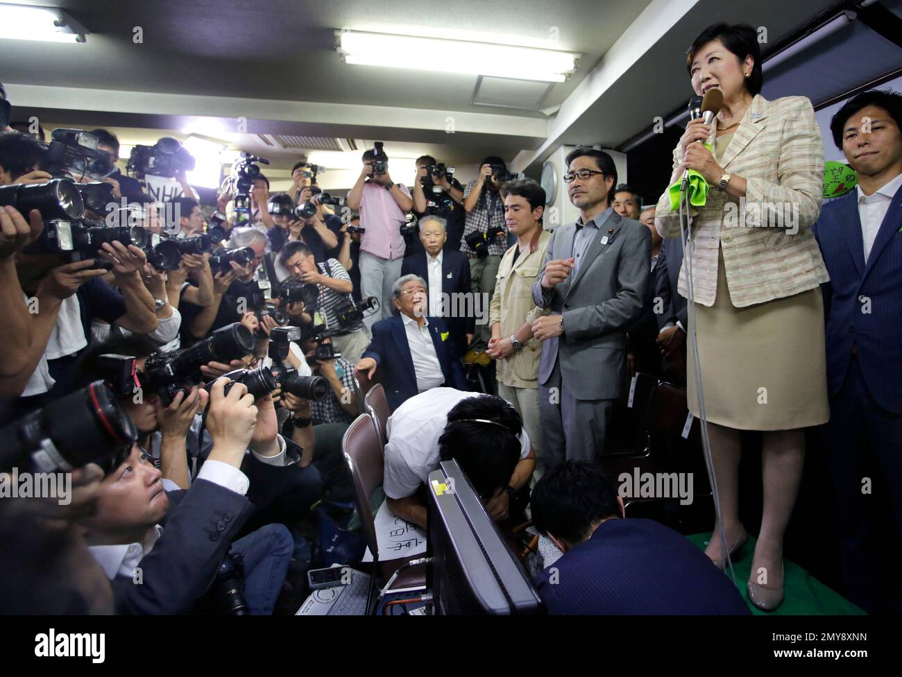 Former defense minister Yuriko Koike, right, speaks following her victory in the Tokyo gubernatorial election in Tokyo,, Sunday, July 31, 2016. Tokyo on Sunday elected its first female governor to lead the city as it prepares to host the 2020 Olympics, as voters turned to a leader promising clean politics after two predecessors resigned over money scandals. (AP Photo/Shizuo Kambayashi) Stockfoto