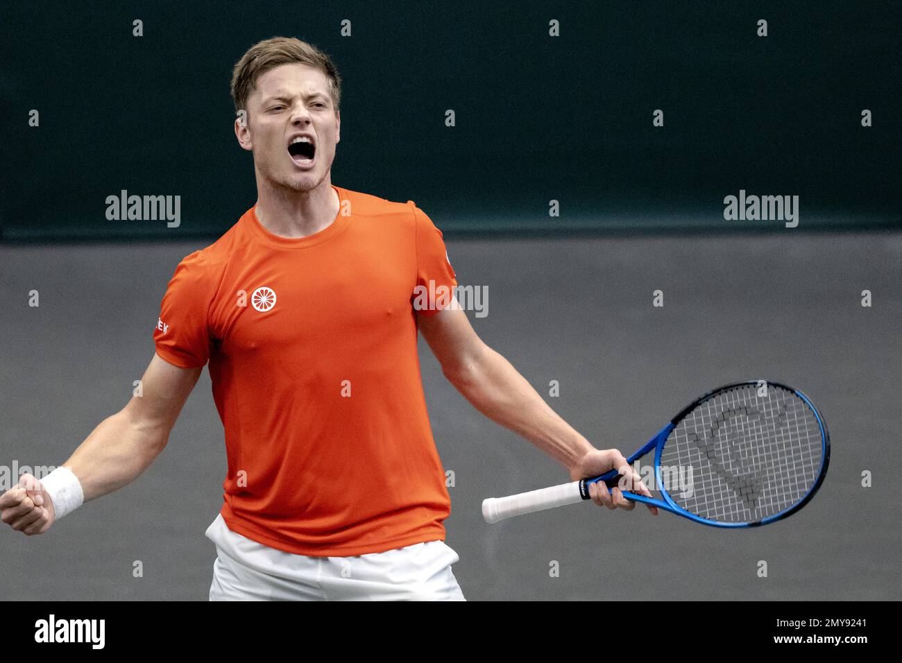 GRONINGEN – Tim van Rijthoven (Niederlande) gewinnt das zweite Spiel gegen die Slowakei während der Qualifikationsrunde für die Davis Cup Finals. Der Gewinner qualifiziert sich für die Gruppenphase der Davis Cup Finals im September. ANP SANDER KONING netherlands Out - belgium Out Credit: ANP/Alamy Live News Stockfoto