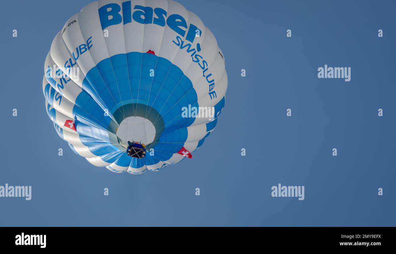 Chateau-d'Oex, Vaud, Schweiz - 23. Januar 2023: Heißluftballon im Flug. Oreivystes centras Heißluftballonfahrt am Himmel in der Schweiz. Stockfoto