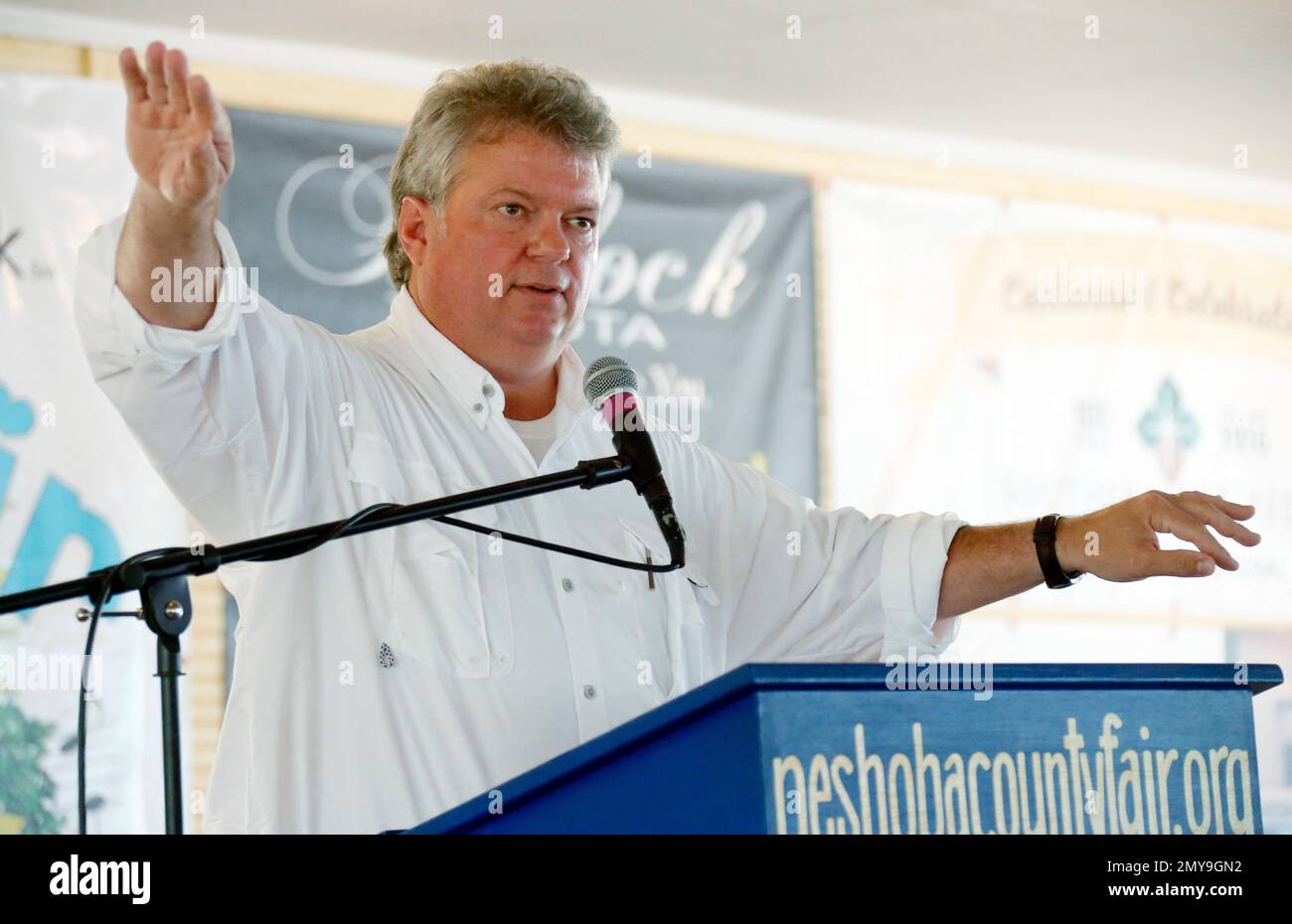 Democrat Attorney General Jim Hood addresses the audience in the pavilion at Founders Square at the Neshoba County Fair., Wednesday, July 27, 2016, in Philadelphia, Miss. During his address, Hood pointed out similar political stances with a number of the statewide elected Republican officials. The annual fair is a traditional gathering place for politicians, area residents, business leaders, voters and families. (AP Photo/Rogelio V. Solis) Stockfoto