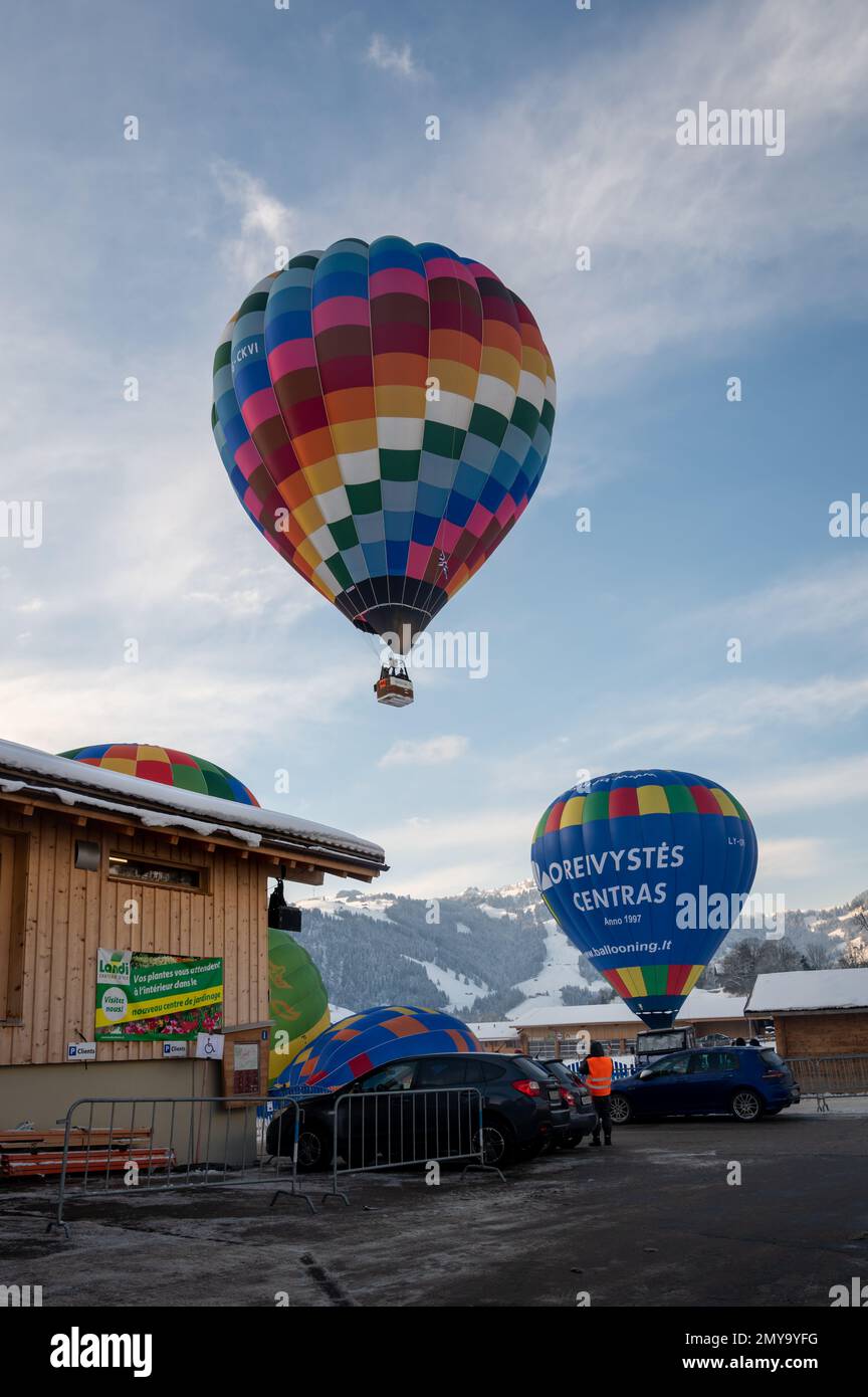 Chateau-d'Oex, Vaud, Schweiz - 23. Januar 2023: Heißluftballonfahrt am Himmel. Heißluftballonfahrt. Ballonfestival. Stockfoto