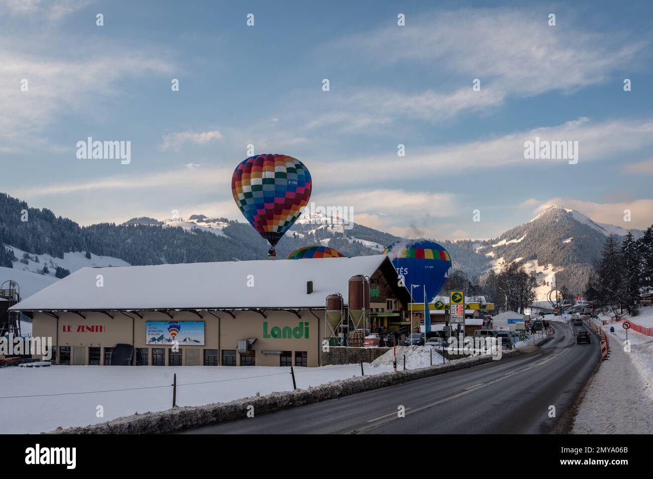 Chateau-d'Oex, Vaud, Schweiz - 23. Januar 2023: Heißluftballonfahrt am Himmel. Heißluftballonfahrt. Ballonfestival. Stockfoto