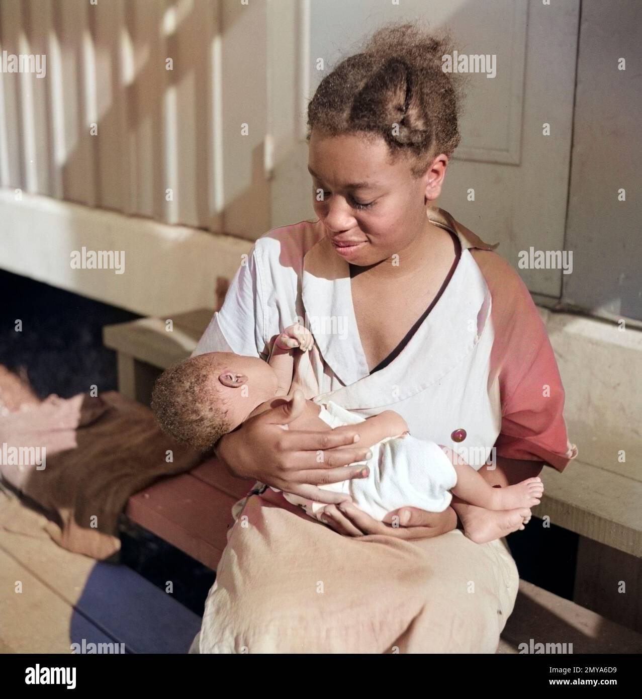 Mutter mit erstem Baby geboren im Wanderarbeitslager Okeechobee, wo es eine Krankenschwester und Klinik für Schwangerenvorsorge gibt, Belle Glade, Florida, USA, Juni 1940 Stockfoto