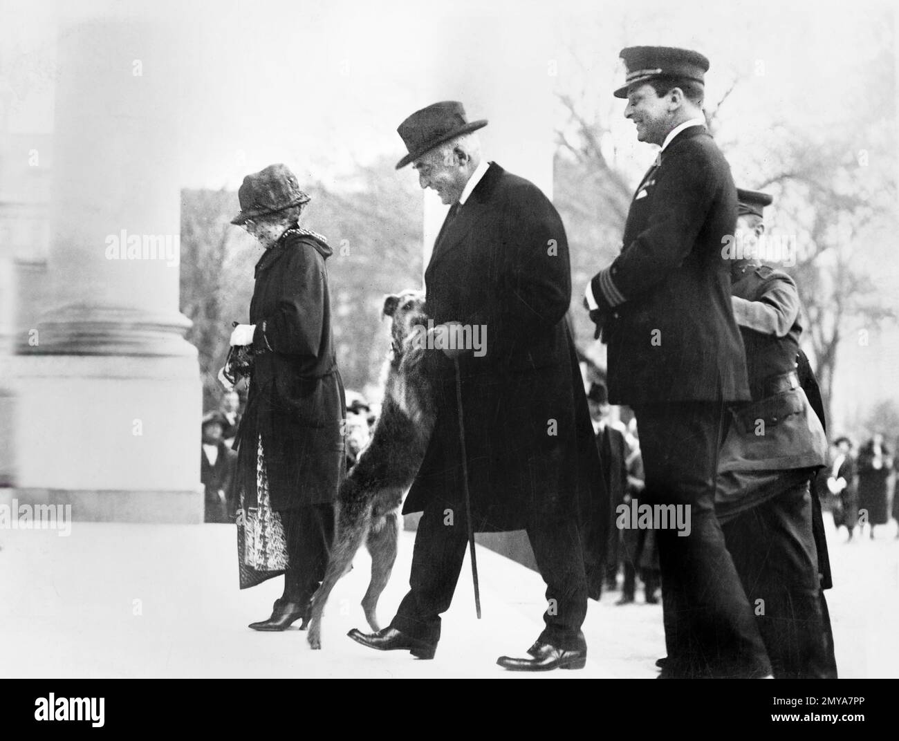 USA Präsident Warren G. Harding und First Lady Florence Harding wurden von ihrem Hund Laddie Boy begrüßt, als sie nach einer Reise nach Florida, Washington, D.C., USA, ins Weiße Haus zurückkehrten. National Photo Company, März 1923 Stockfoto