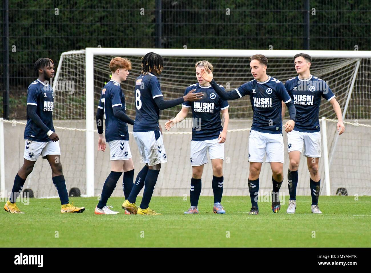 Swansea, Wales. 4. Februar 2023 Millwall unter 18 Spieler feiern ihr Eröffnungsziel beim Spiel der Professional Development League zwischen Swansea City unter 18 und Millwall unter 18 in der Swansea City Academy in Swansea, Wales, Großbritannien am 4. Februar 2023. Kredit: Duncan Thomas/Majestic Media. Stockfoto