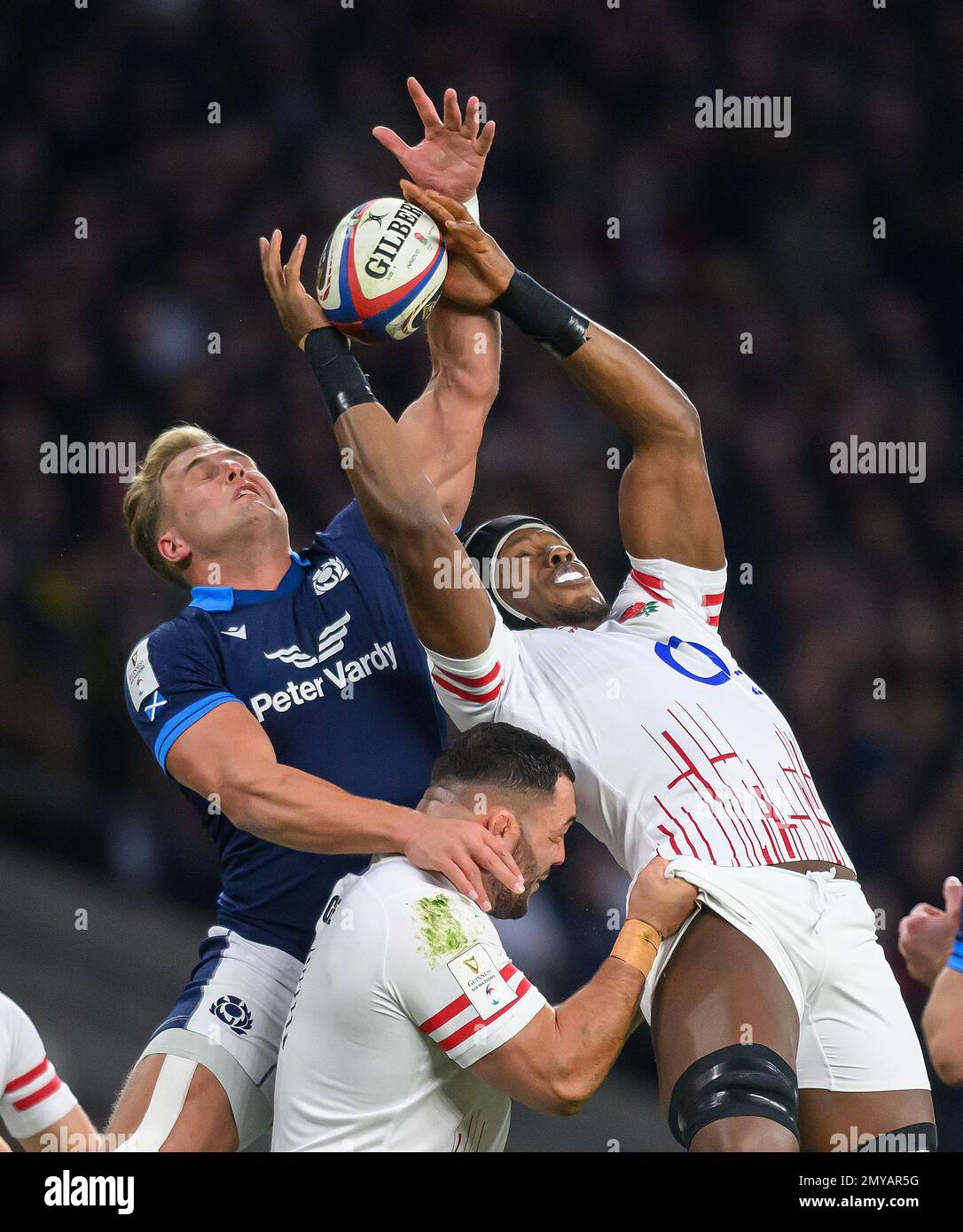 04. Januar 2023 - England gegen Schottland - Guinness Six Nations - Twickenham Stadium Englands Maro Itoje kämpft während des Spiels der sechs Nationen gegen Schottland um einen Luftball mit Duhan van der Merwe. Bild : Mark Pain / Alamy Live News Stockfoto