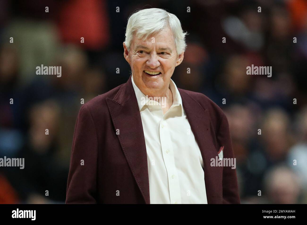 Blacksburg, Virginia, USA. 4. Februar 2023. Virginia Tech Hokies legendärer Fußballtrainer Frank Beamer während einer Auszeit während des NCAA-Basketballspiels zwischen den Virginia Cavaliers und den Virginia Tech Hokies im Cassell Coliseum in Blacksburg, Virginia. Greg Atkins/CSM/Alamy Live News Stockfoto