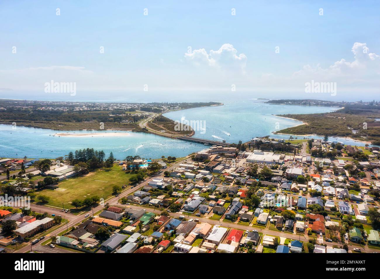 Luftaufnahme der Kanalstadt Swansea und der Brücke an der Pazifikküste von NSW, Australien am Eingang zum Meer am Lake Macquarie. Stockfoto